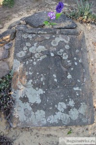 Старая могильная плита из песчаника